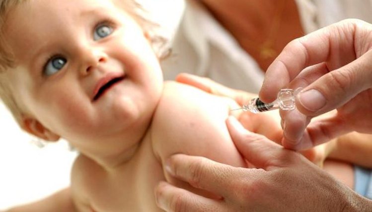 calm a child after vaccination टीकाकरण के बाद शिशु की तकलीफ को इस तरह करें शांत
